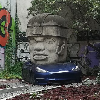Imagen ilustrativa de Neo Ta Memes: La Cabeza Olmeca que Aplasta un Tesla