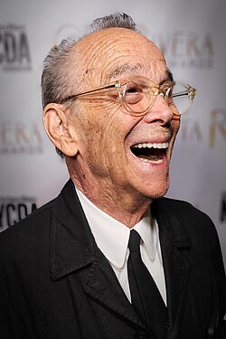 Imagen ilustrativa de Joel Grey: El Legendario Maestro de Ceremonias de Cabaret