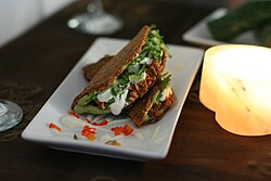 Tacos de comida cruda con guacamole