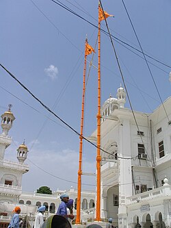 Detalle de un mástil del Nishan Sahib