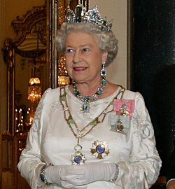 Reina Isabel II con la Parure de Aguamarina Brasileña