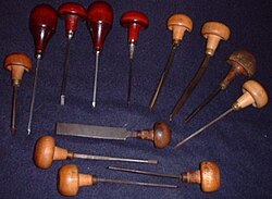 Variedad de buriles y gubias