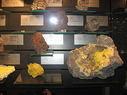 Antigua exhibición de rocas y minerales